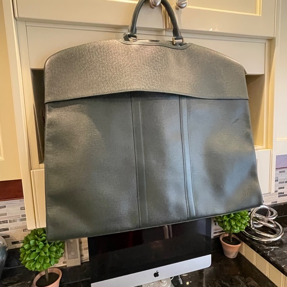 NOW AVAILABLE!! Louis Vuitton Green Taiga Kendall Garment Bag - Picture 3 of 15